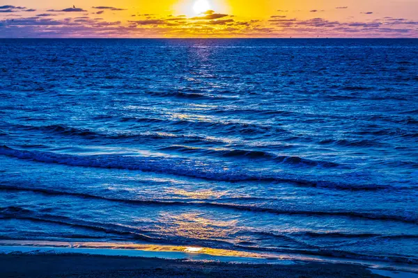 Dalgalı ve güneşli deniz batımı