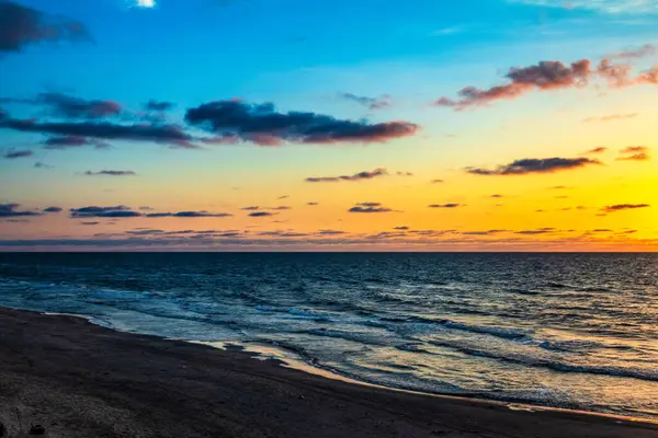 Denizin üstünde gün batımı