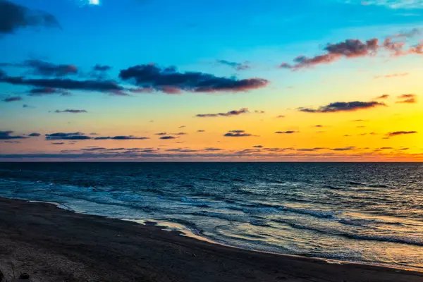 Sahilde güzel bir gün batımı