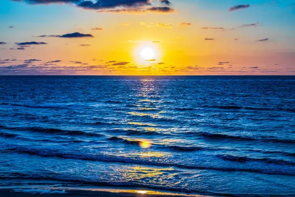 Okyanusta güzel bir gün batımı