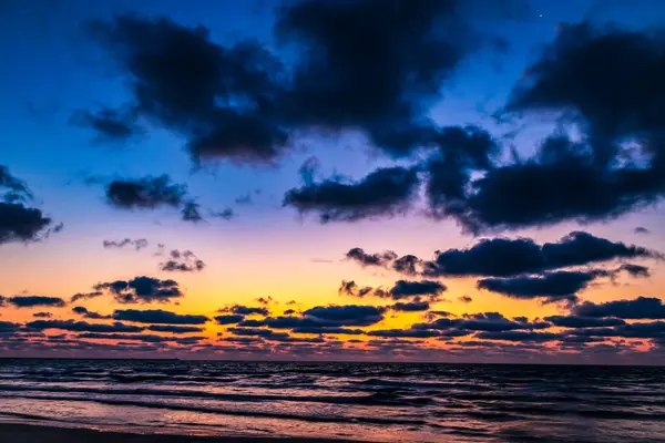 Denizin üzerinde güzel bir gün batımı