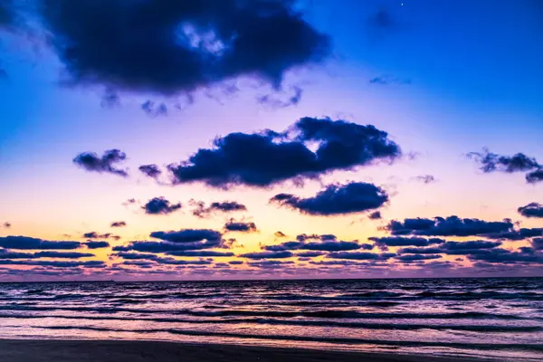 Denizin üzerinde güzel bir gün batımı