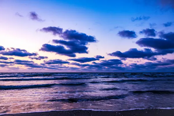 Denizin üzerinde gün batımı