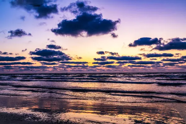 Denizin üzerinde güzel bir gün batımı