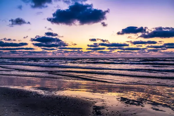 Denizin üzerinde güzel bir gün batımı