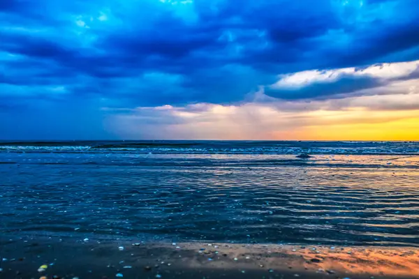 Denizin üzerinde güzel bir gün batımı