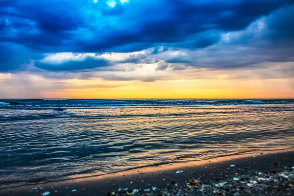 Denizin üzerinde güzel bir gün batımı