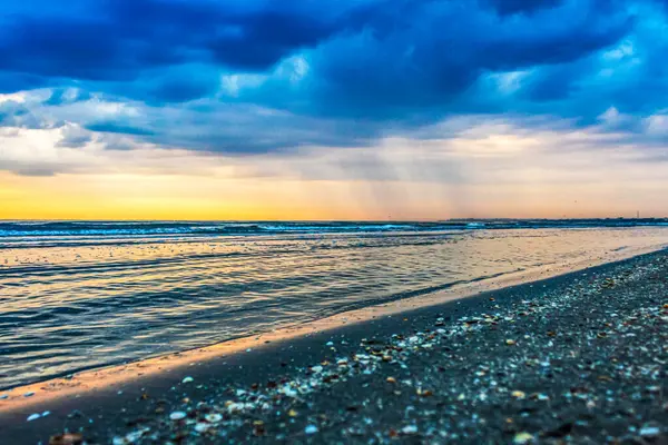 Denizde güzel gün batımı.