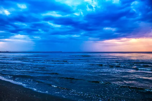 Denizin üzerinde güzel bir gün batımı