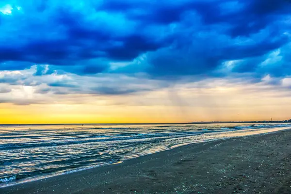 Denizin üzerinde güzel bir gün batımı
