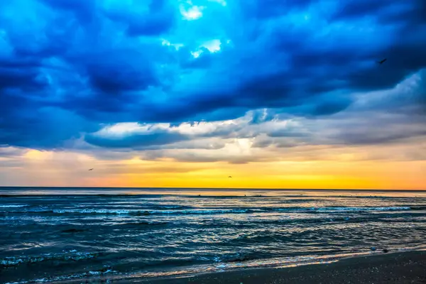 Denizin üzerinde güzel bir gün batımı