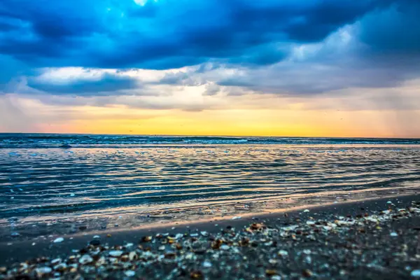 Fırtına bulutları denize akşam