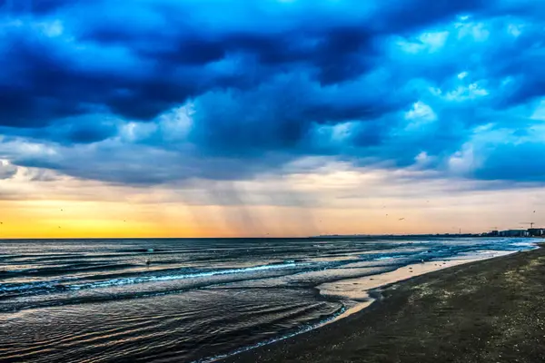 Denizin üzerinde güzel bir gün batımı