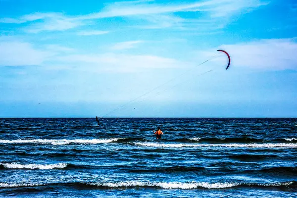 Güneşli bir günde, akşamları denizde uçurtma uçurmak..
