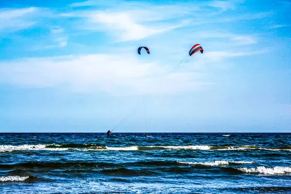 Denizde uçurtma sörfçüsü.