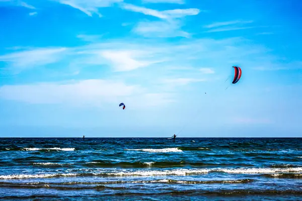 Karadeniz kıyısında rüzgar sörfü.