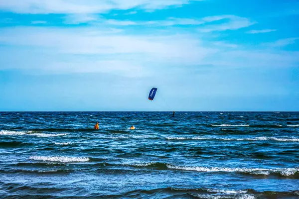 Akdeniz 'de sörf yapan uçurtma