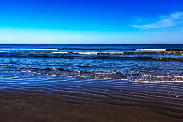 İsrail 'in kuzeyindeki deniz kıyısında.