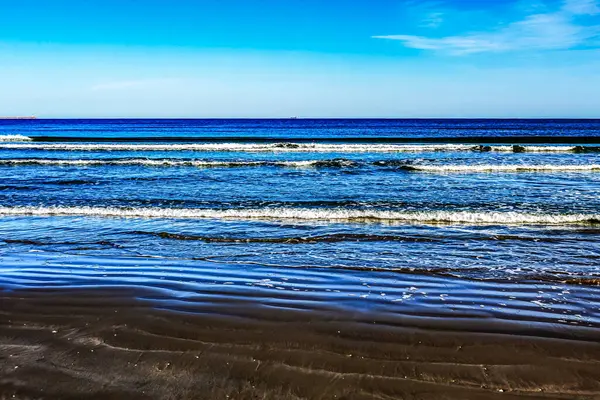 Mavi su ve Atlantik Okyanusu dalgaları. Fas