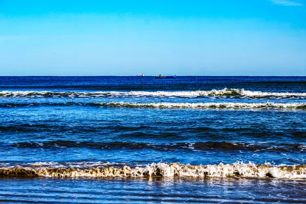 Dalgalar ve gökyüzüyle adanın güzel deniz kıyıları