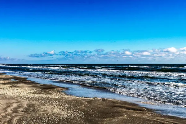 Baltık Denizi 'nin dalgalarıyla güzel deniz kıyıları.