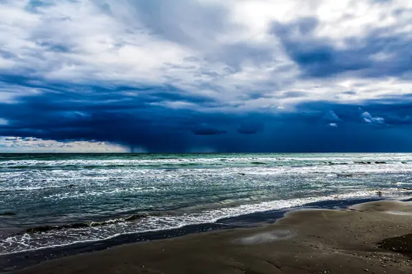 Fırtınalı denizde ve bulutlar