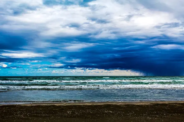 Bulutlu bir günde fırtınalı deniz, deniz manzarası
