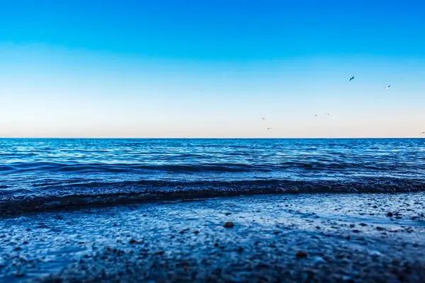 Beyaz kumlu mavi deniz, mavi gökyüzü ve beyaz bulutlar