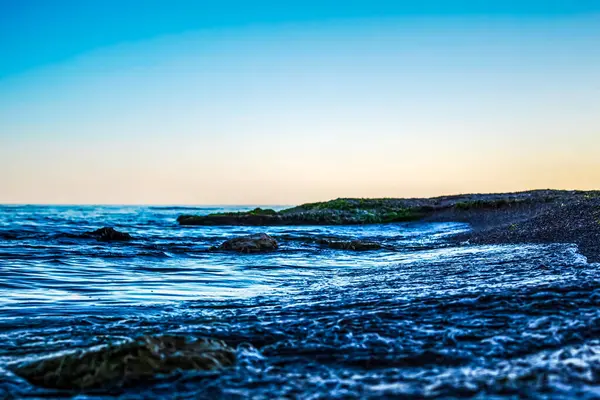 Akşamları deniz dalgaları ve mavi gökyüzü