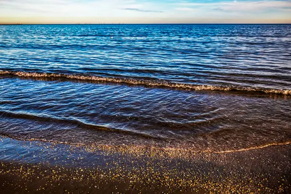 Güzel bir yaz akşamında baltık denizi, Letonya