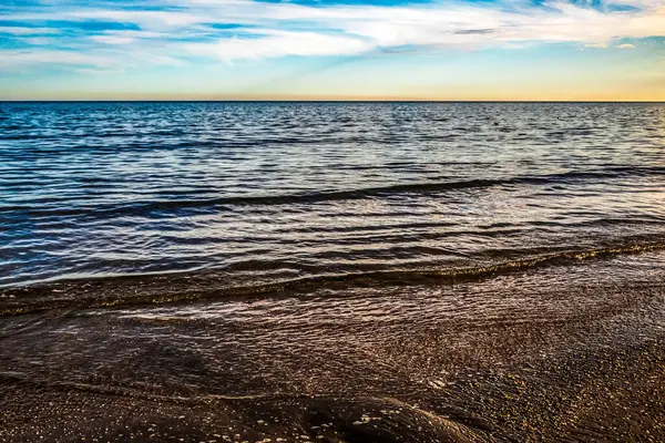 Güzel deniz ve mavi gökyüzü