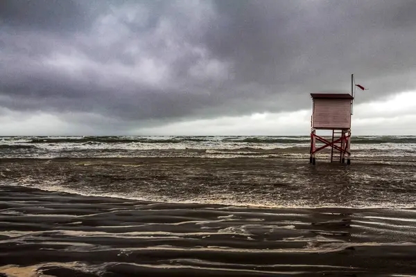 Fırtına denizden geliyor.