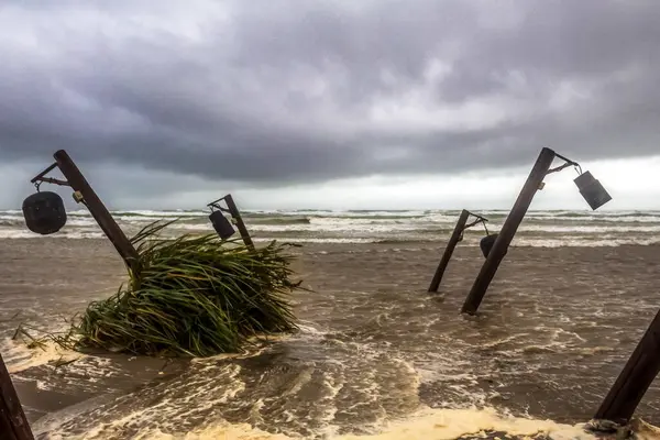 Kumsaldaki eski ahşap bir teknenin manzarası.