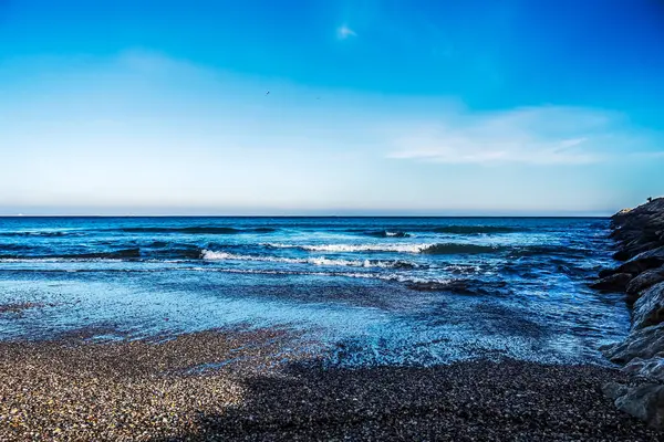 Büyük taşları olan güzel deniz kıyıları