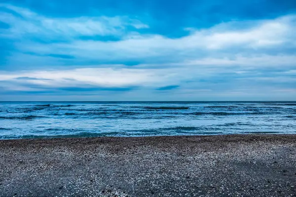 Sahildeki deniz dalgaları