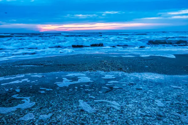 Denizin üzerinde güzel bir gün batımı. doğa arkaplanı
