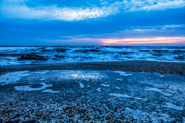 Denizin üzerinde güzel bir gün batımı