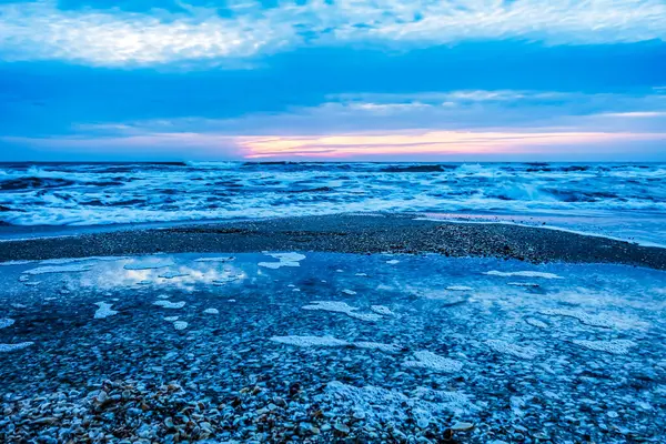 Bulutlu bir günde güzel deniz manzarası