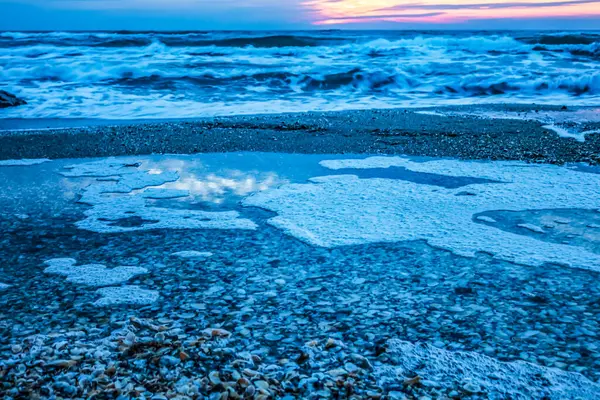 Baltık Denizi kıyısında deniz köpüğü