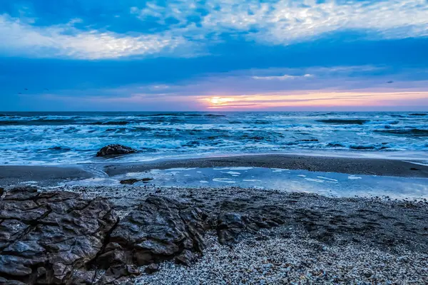 Denizin üzerinde güzel bir gün batımı