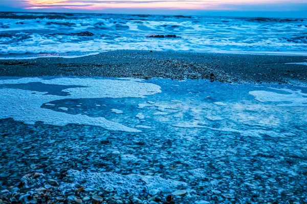 Akşam ışığında deniz dalgaları