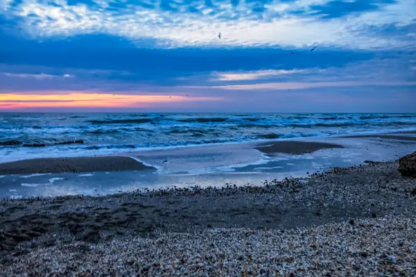 Denizin üzerinde güzel bir gün batımı