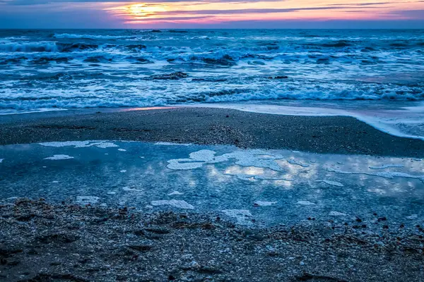 Denizin üzerinde gün doğumu. Güzel gün batımı.