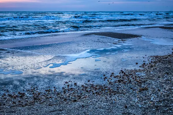 Bir kış günü kumsalda gün batımı