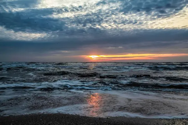 Denizin üzerinde güzel bir gün batımı