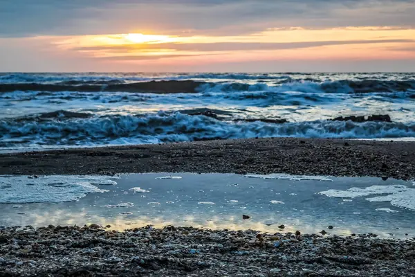 Sahilde gün batımı güneşli