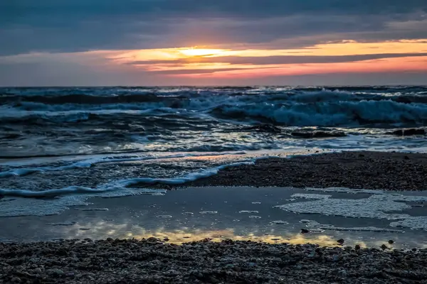 Denizde güzel gün batımı.