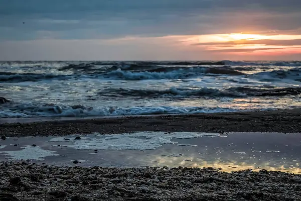 Kışın gün batımı Baltık Denizi üzerinde.