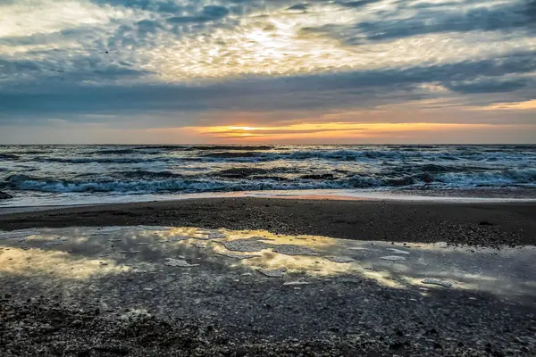 deniz dalgaları ve bulutlar