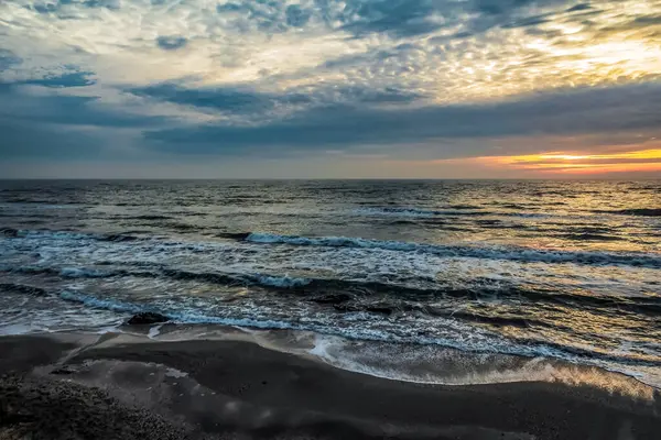 Denizin üzerinde güzel bir gün batımı. Doğa, seyahat